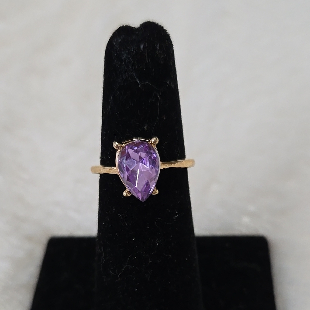 Gold and Purple Amethyst Solitaire Ring.Size 5.